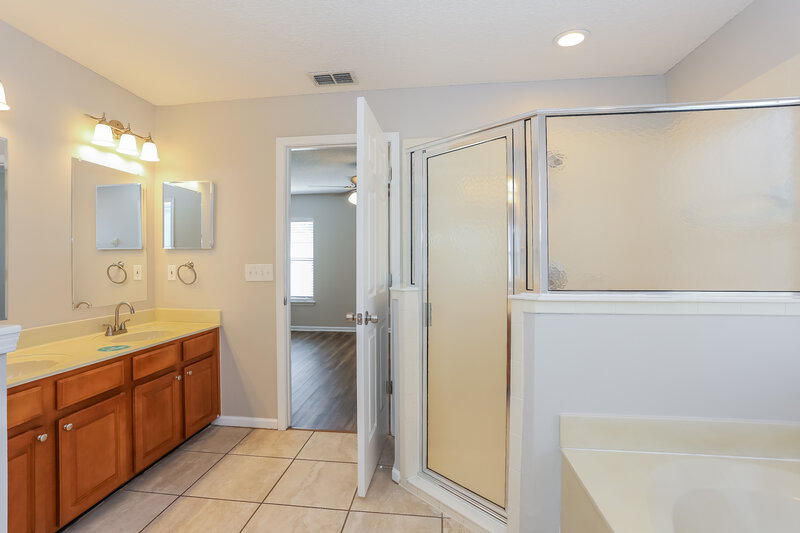 2,030/Mo, 7394 Hawks Cliff Dr W Jacksonville, FL 32222 Main Bathroom View