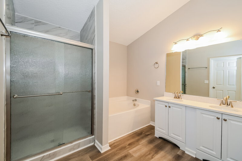 2,140/Mo, 7644 Devola Trl Jacksonville, FL 32244 Main Bathroom View
