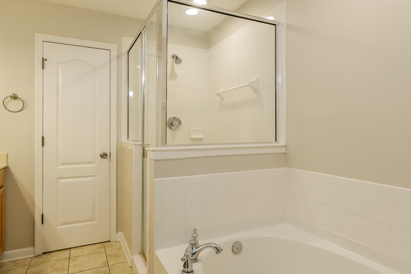 1,905/Mo, 1548 Landau Rd Jacksonville, FL 32225 Main Bathroom View