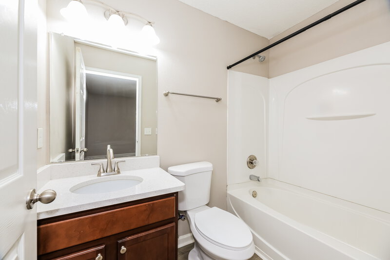 1,515/Mo, 2111 5th Ave Jacksonville, FL 32208 Main Bathroom View