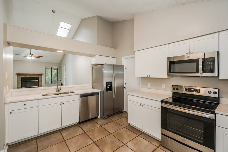 1,620/Mo, 4176 Rollingwood Ct Jacksonville, FL 32257 Kitchen View 2
