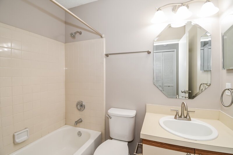 1,620/Mo, 4176 Rollingwood Ct Jacksonville, FL 32257 Bathroom View 2