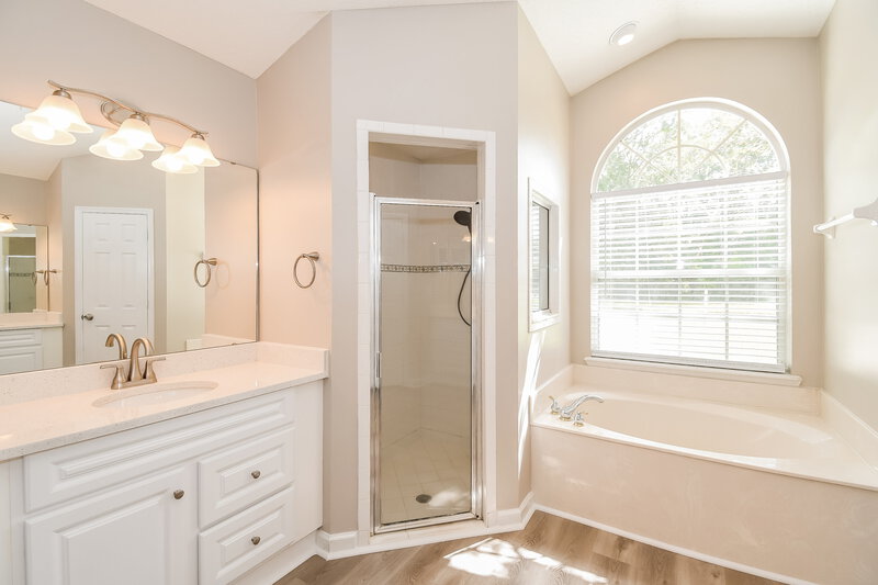 2,700/Mo, 7915 Timberlin Park Blvd Jacksonville, FL 32256 Main Bathroom View