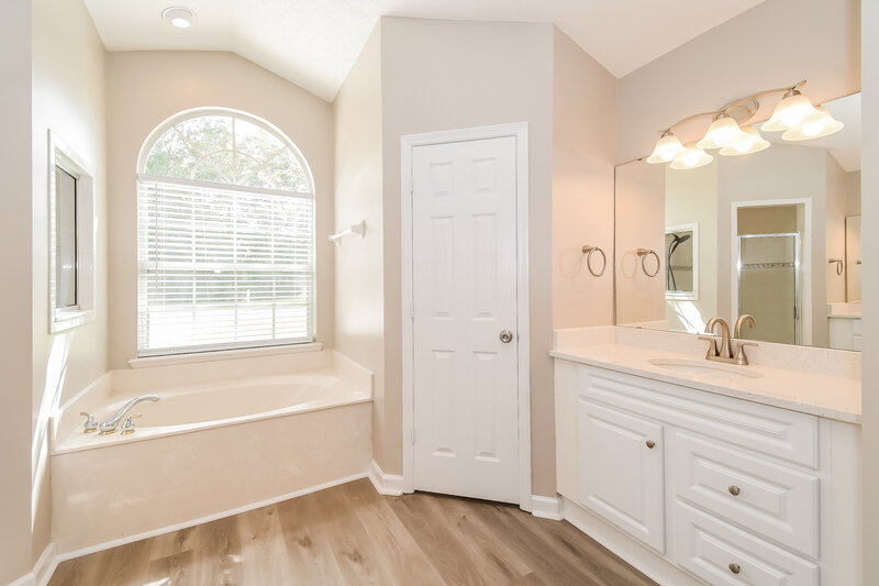 2,700/Mo, 7915 Timberlin Park Blvd Jacksonville, FL 32256 Main Bathroom View 2
