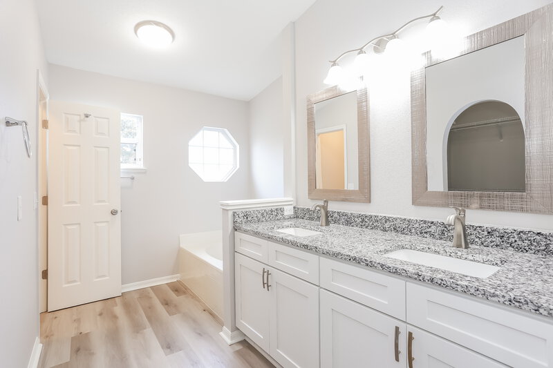 2,190/Mo, 5957 Wentworth Cir S Jacksonville, FL 32277 Main Bathroom View