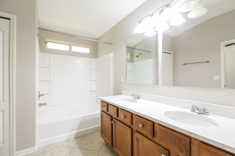 1,845/Mo, 6602 River Falls Dr S Jacksonville, FL 32219 Main Bathroom View