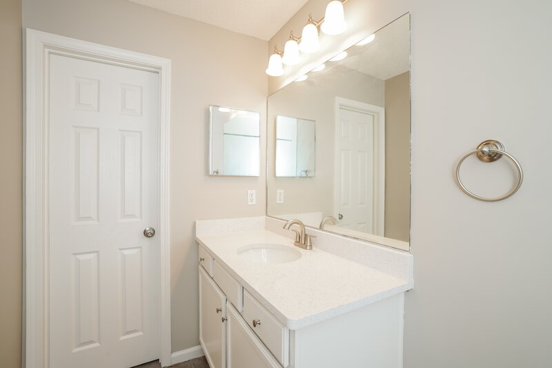 1,850/Mo, 1412 Palmer St Green Cove Springs, FL 32043 Bathroom View