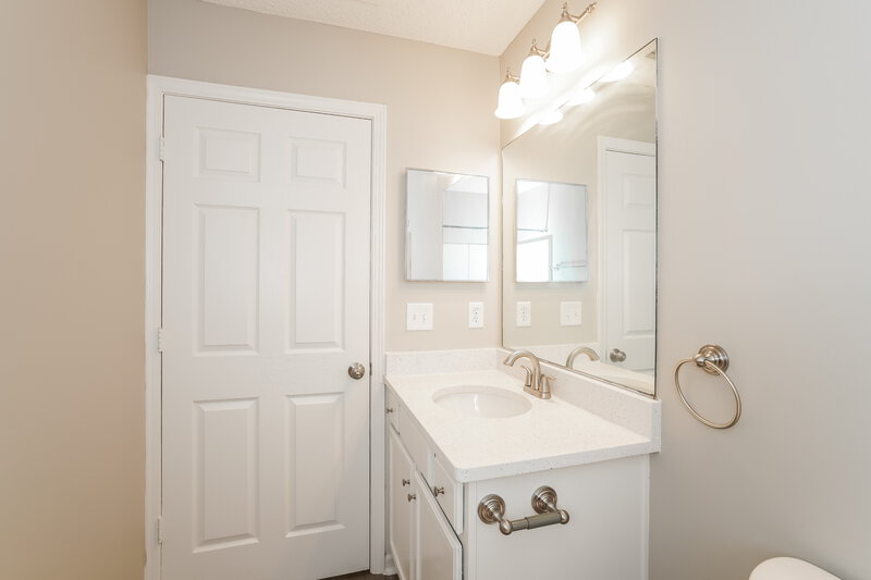 1,850/Mo, 1412 Palmer St Green Cove Springs, FL 32043 Bathroom View 2