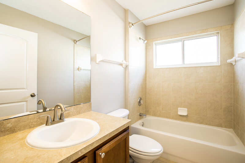 2,175/Mo, 906 Thoroughbred Dr Orange Park, FL 32065 Bathroom View
