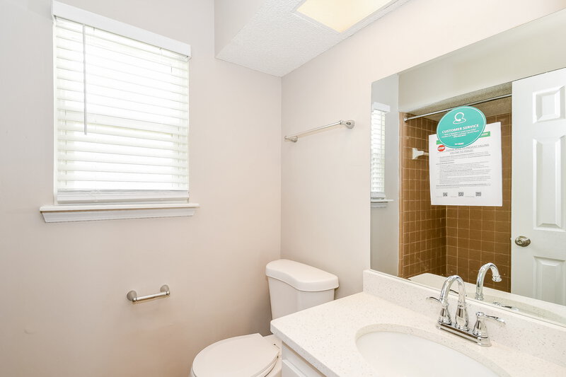 1,730/Mo, 8478 Cross Timbers Dr W Jacksonville, FL 32244 Main Bathroom View