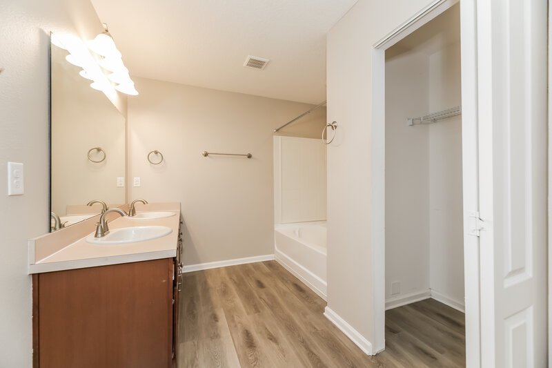 1,940/Mo, 12331 Glimmer Way Jacksonville, FL 32219 Main Bathroom View