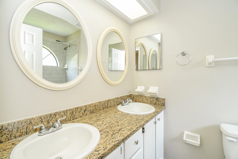 1,925/Mo, 3848 Karissa Ann Pl E Jacksonville, FL 32223 Main Bathroom View