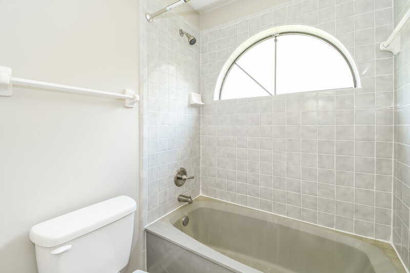 1,925/Mo, 3848 Karissa Ann Pl E Jacksonville, FL 32223 Bathroom View