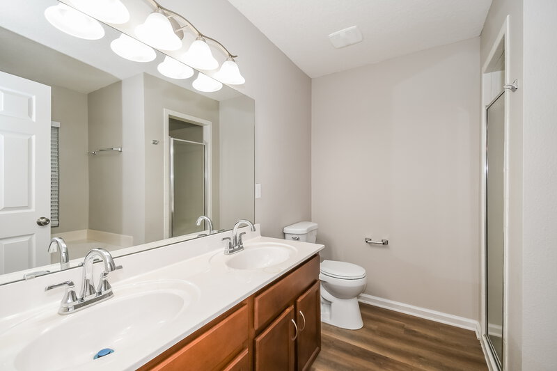 1,900/Mo, 10243 Normandy Cove St Jacksonville, FL 32221 Main Bathroom View