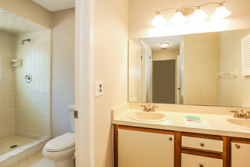 2,030/Mo, 2098 Allison Ct Middleburg, FL 32068 Main Bathroom View