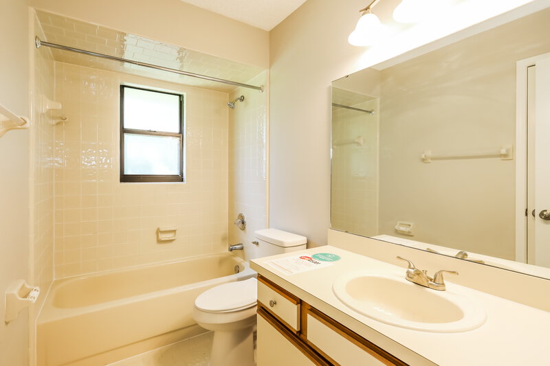 2,030/Mo, 2098 Allison Ct Middleburg, FL 32068 Bathroom View