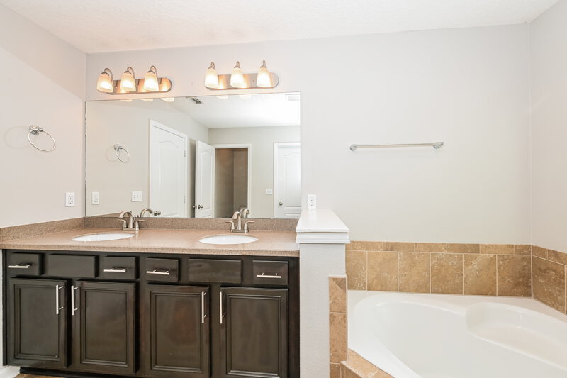 2,070/Mo, 6216 Sandler Chase Trl Jacksonville, FL 32222 Main Bathroom View 2