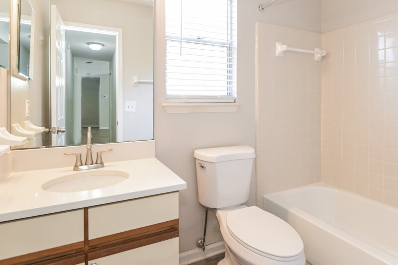 2,255/Mo, 11846 Marabou Ct N Jacksonville, FL 32223 Bathroom View