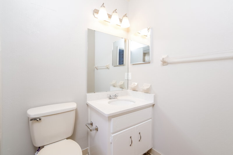 2,100/Mo, 4443 Tyne Ct Jacksonville, FL 32257 Main Bathroom View