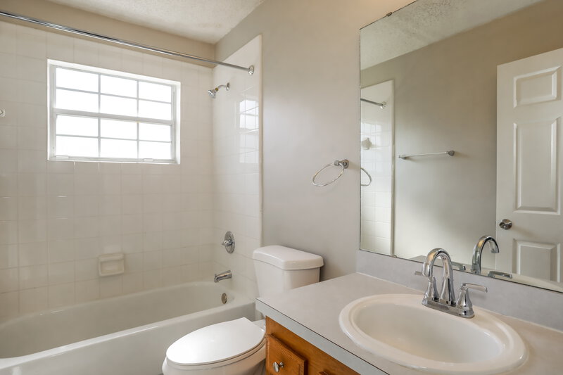 1,690/Mo, 10895 Copper Creek Ct Jacksonville, FL 32218 Bathroom View 2