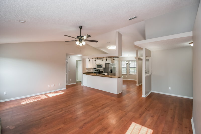 2,640/Mo, 8155 Pineverde Ln Jacksonville, FL 32244 Living Room View 2
