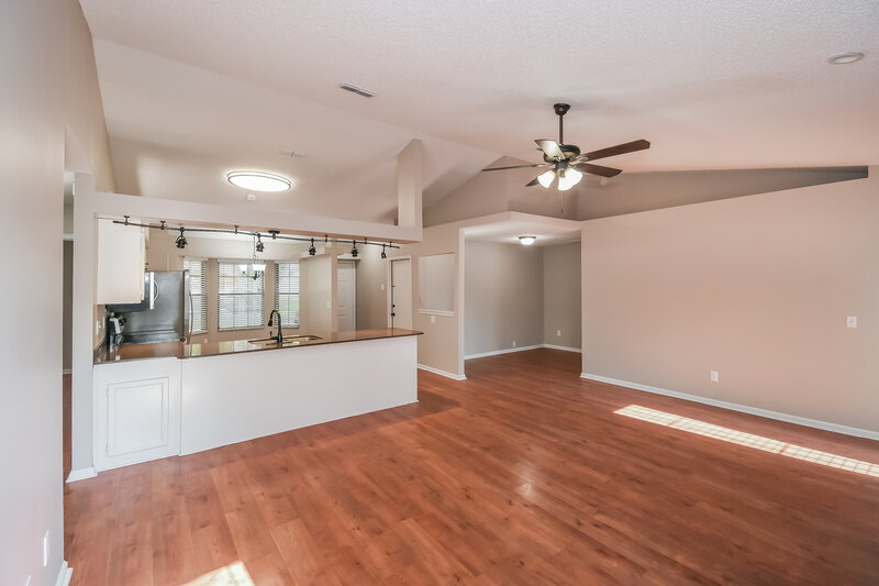 2,640/Mo, 8155 Pineverde Ln Jacksonville, FL 32244 Living Room View 3