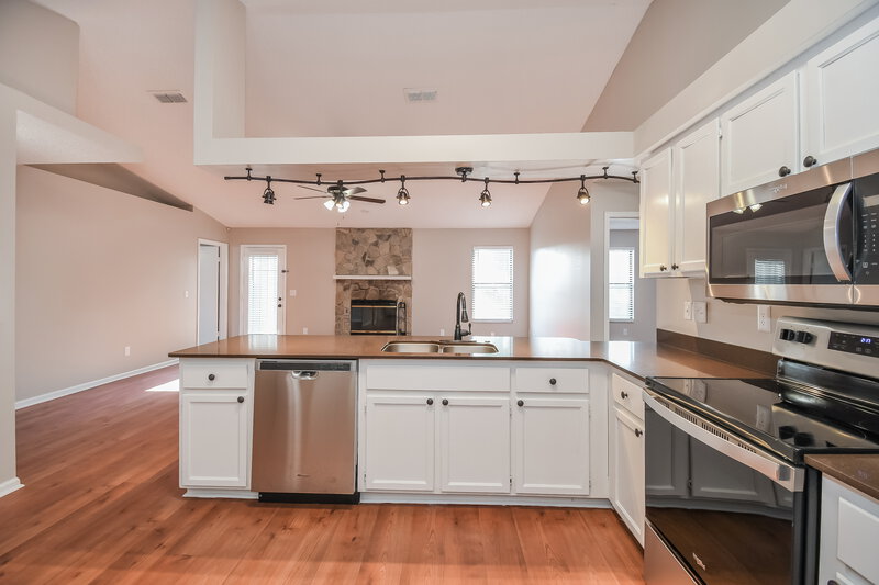 2,640/Mo, 8155 Pineverde Ln Jacksonville, FL 32244 Kitchen View 2