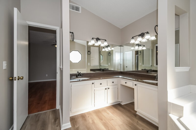 2,640/Mo, 8155 Pineverde Ln Jacksonville, FL 32244 Main Bathroom View 2