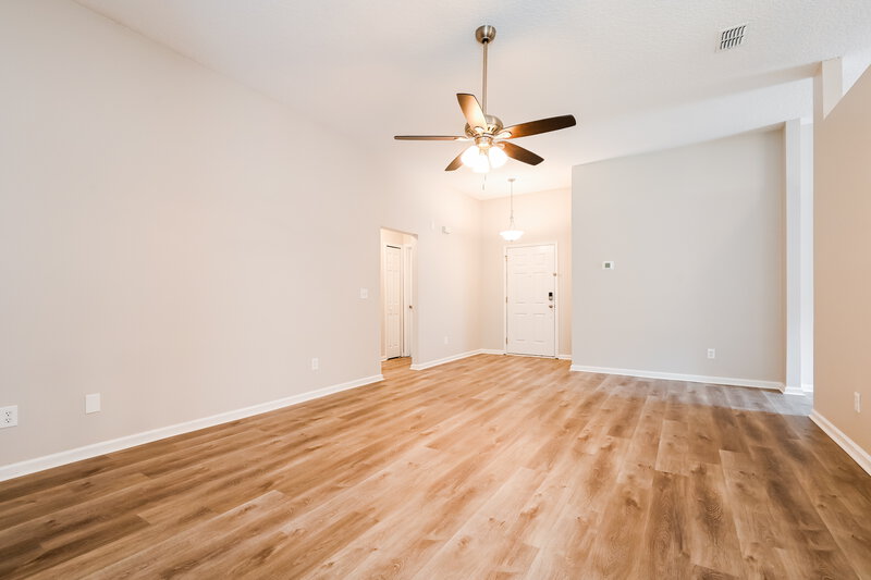 1,870/Mo, 10640 Spring View Rd Jacksonville, FL 32221 Living Room View