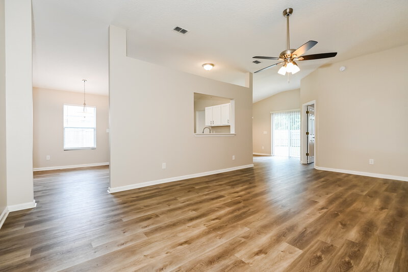 1,870/Mo, 10640 Spring View Rd Jacksonville, FL 32221 Family Room View