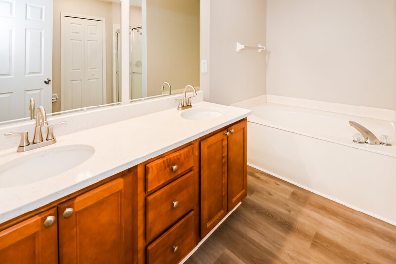 1,870/Mo, 10640 Spring View Rd Jacksonville, FL 32221 Main Bathroom View