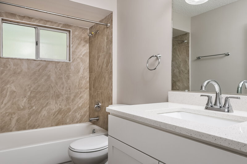 2,065/Mo, 2929 Owl Ct Green Cove Springs, FL 32043 Main Bathroom View