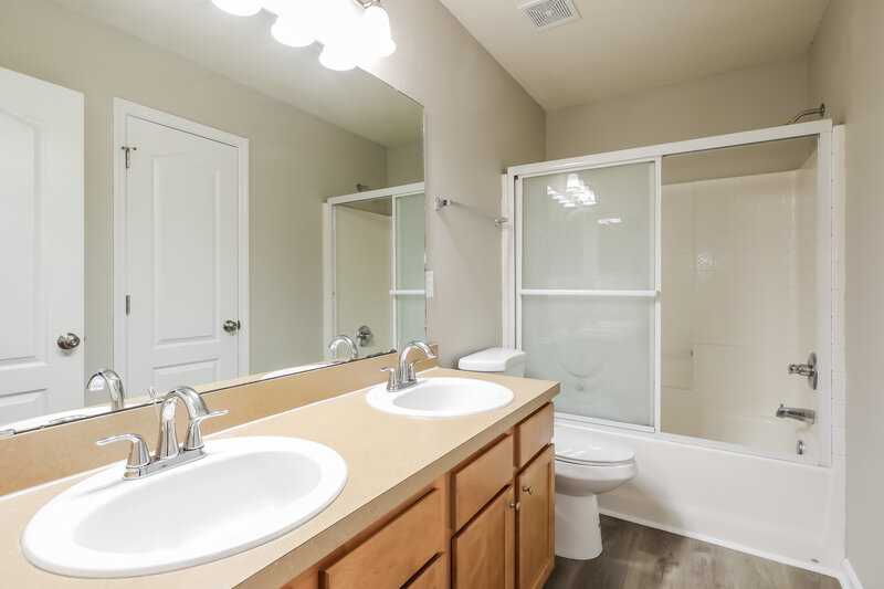 2,165/Mo, 2101 Fresco Dr Middleburg, FL 32068 Main Bathroom View