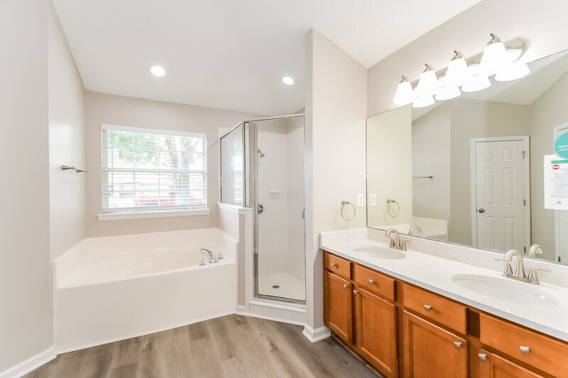 1,605/Mo, 2727 Creek Ridge Dr Green Cove Springs, FL 32043 Main Bathroom View