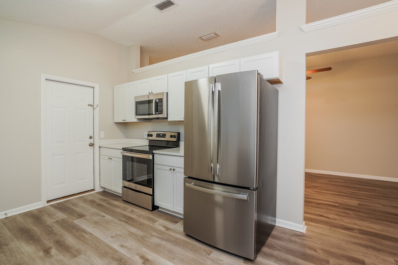 1,625/Mo, 1316 North St Green Cove Springs, FL 32043 Kitchen View 2