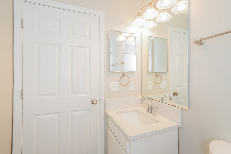1,625/Mo, 1316 North St Green Cove Springs, FL 32043 Main Bathroom View