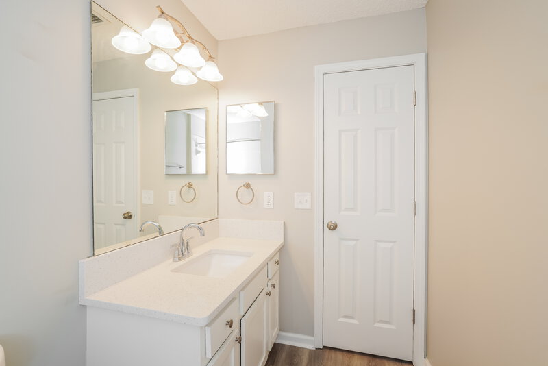 1,625/Mo, 1316 North St Green Cove Springs, FL 32043 Bathroom View