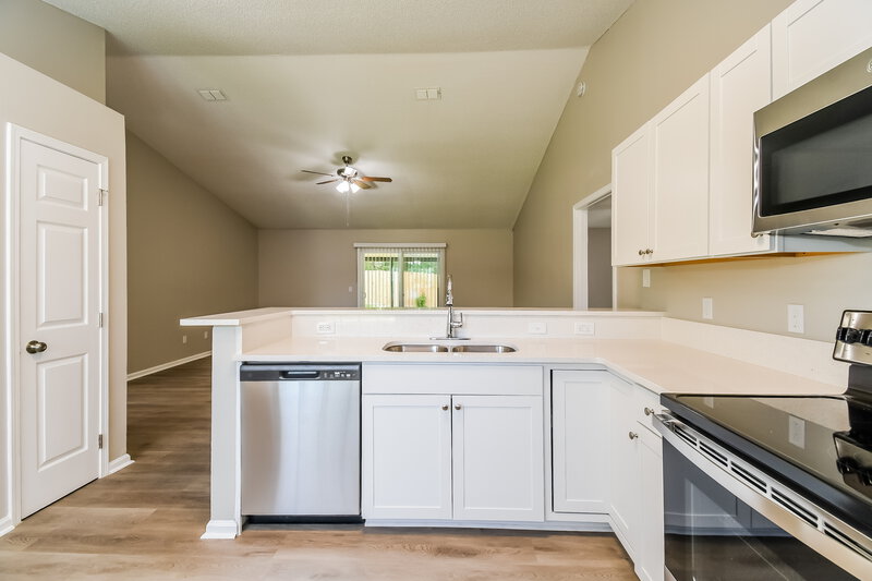 1,825/Mo, 1338 Pawnee St Orange Park, FL 32065 Kitchen View 2