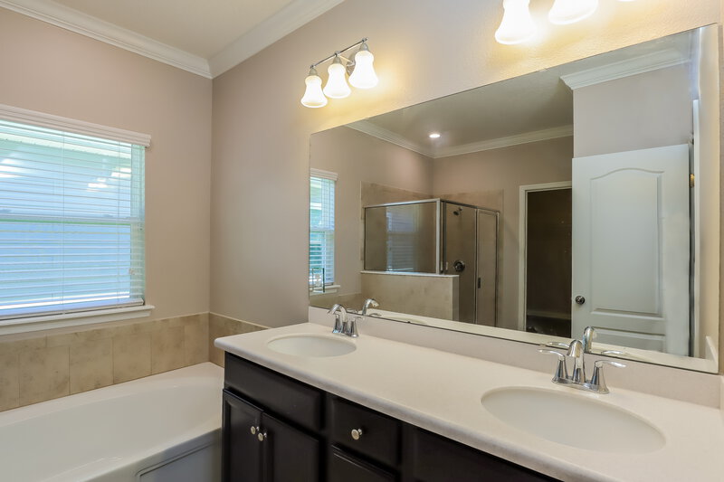 1,970/Mo, 16132 Blossom Lake Dr Jacksonville, FL 32218 Main Bathroom View
