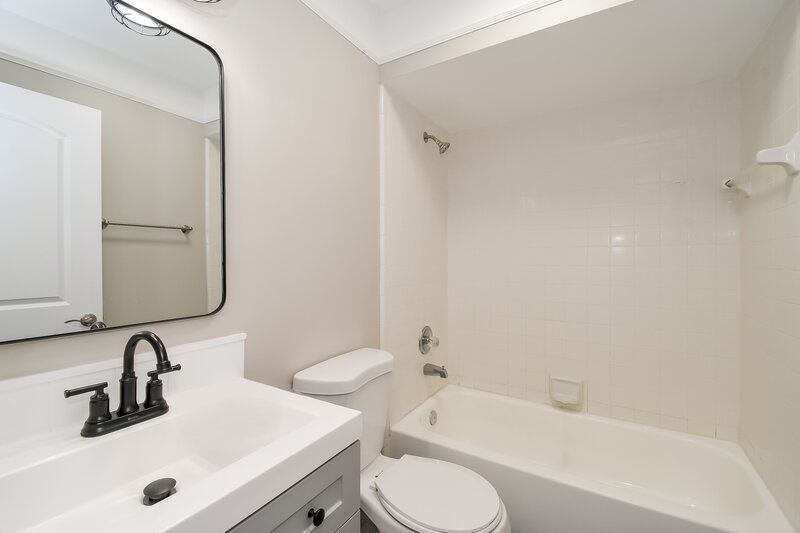 1,785/Mo, 1643 Ashwood Cir Middleburg, FL 32068 Main Bathroom View