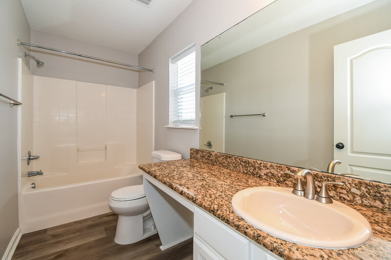 2,130/Mo, 2139 Fresco Dr Middleburg, FL 32068 Bathroom View