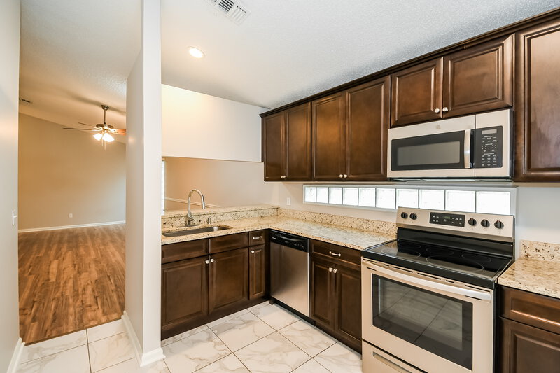 1,555/Mo, 2610 Malibu Cir Orange Park, FL 32065 Kitchen View 2