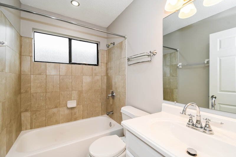 1,555/Mo, 2610 Malibu Cir Orange Park, FL 32065 Bathroom View 2