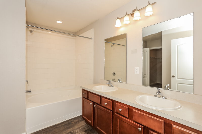 1,795/Mo, 6780 Sandle Dr Jacksonville, FL 32219 Main Bathroom View