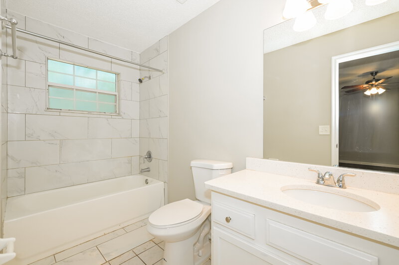 2,230/Mo, 1142 Windy Willows Dr Jacksonville, FL 32225 Main Bathroom View