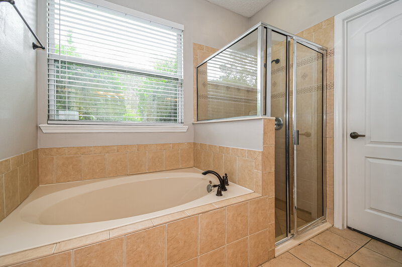 2,550/Mo, 3185 White Heron Trl Orange Park, FL 32073 Main Bathroom View