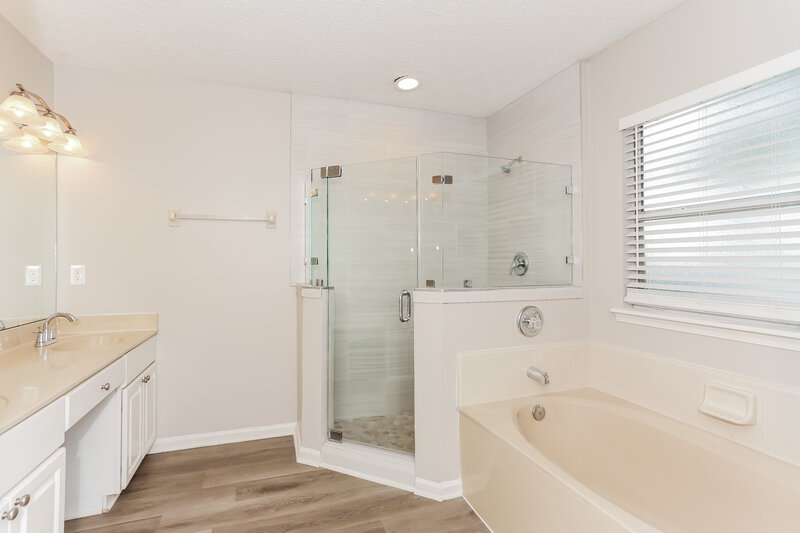 2,410/Mo, 4358 Jiggermast Ave Jacksonville, FL 32277 Main Bathroom View