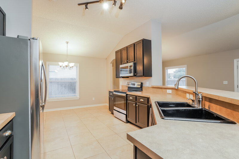 1,900/Mo, 2824 Cross Creek Dr Green Cove Springs, FL 32043 Kitchen View 3