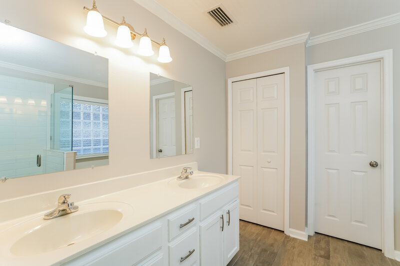1,900/Mo, 2824 Cross Creek Dr Green Cove Springs, FL 32043 Main Bathroom View