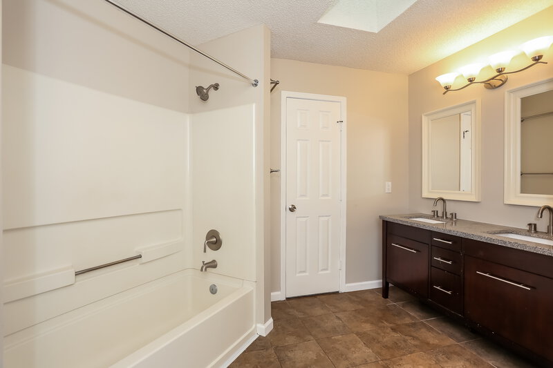 2,180/Mo, 12755 Serenade Cir N Jacksonville, FL 32225 Main Bathroom View